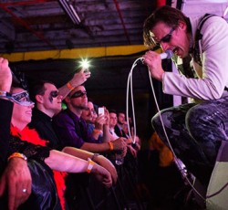 Δείτε τους Arcade Fire να παίζουν καινούργια τραγούδια τους στο Brooklyn 