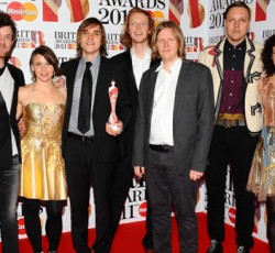 Arcade Fire, My Morning Jacket, Neil Young, Elvis Costello, Arctic Monkeys, Pearl Jam κ.ά. αποτίνουν φόρο τιμής στον Lou Reed 