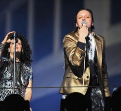 Οι Arcade Fire ξεκαθαρίζουν τις δηλώσεις τους περί «dress code» στις συναυλίες τους 