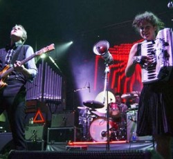 Οι Arcade Fire διασκευάζουν το "Dust In The Wind" των Kansas (video)