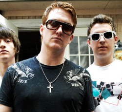 Παρέα επί σκηνής Arctic Monkeys και Josh Homme