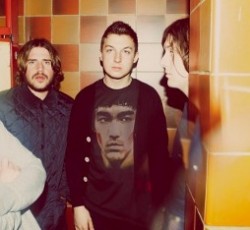 Οι Arctic Monkeys συνεχίζουν (;) με τη Domino Records 
