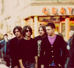 Οι Arctic Monkeys ερμηνεύουν ένα ολοκαίνουργιο τραγούδι τους 