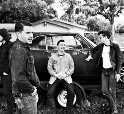 Ιστορία γράφουν οι Arctic Monkeys με τον πέμπτο συνεχόμενο δίσκο τους στο Νο.1 των βρετανικών charts 