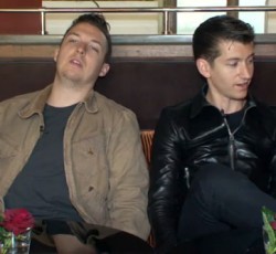 Οι Arctic Monkeys συζητούν για το πώς θα τελειώσει το "Breaking Bad" 