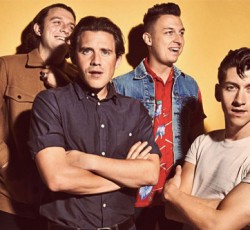 Ακουστική εκτέλεση για το "Why'd You Only Call Me When You're High?" των Arctic Monkeys 