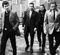 Arctic Monkeys: Εκτελεσάρα "R U Mine?", νοτιοαμερικάνικο ντοκιμαντέρ και μια βόλτα στην παραλία 