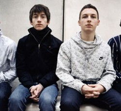 Από το εξώφυλλο των Arctic Monkeys στο… μικρόφωνο 