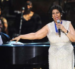 Συγκινητική διασκευή της 72-χρονης Aretha Franklin στο "Rolling In The Deep" της Adele (video) 