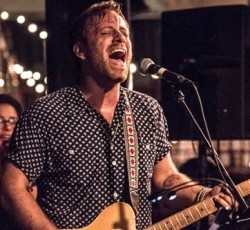 Ο Dan Auerbach «στρατολογεί» τον Dr. John σε νέα σειρά συνεργασιών 