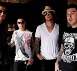 Ακούστε το νέο τραγούδι των Avenged Sevenfold, "Carry On" 
