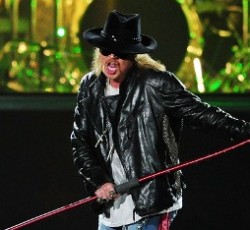 Δεν αποκλείει το ενδεχόμενο επανένωσης των «κλασικών» Guns N' Roses (εν όψει Rock And Roll Hall Of Fame) ο Axl Rose 