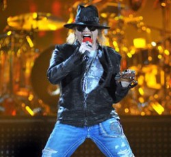Οπαδοί των Guns N' Roses στο Manchester χάνουν την υπομονή τους με την μπάντα 