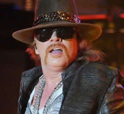 Ο Axl Rose απαιτεί το κλείσιμο μίας έκθεσης φωτογραφίας που θεωρεί απαξιωτική για την εικόνα του 