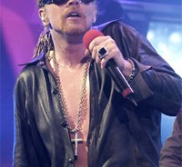 O Axl Rose σπάει τη σιωπή του.. 