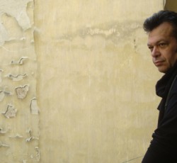 Ο Μπάμπης Παπαδόπουλος ζωντανά στο Θέατρο Πόρτα