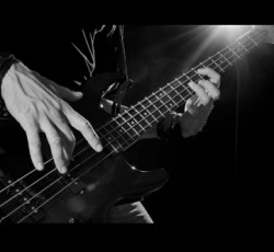 «Κιθαρίστας ή ντράμερ;» Η απάντηση ίσως είναι «Μπασίστας!» 