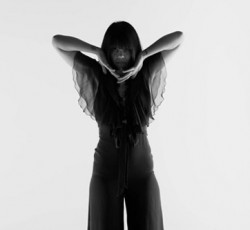 Η Bat For Lashes συνεργάζεται με τον John Metcalfe στο "Just Let Go" (audio) 