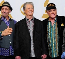Ο Mike Love απολύει τρία μέλη των The Beach Boys 