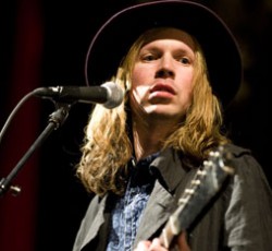 O Beck, ο Thurston Moore και οι Tortoise διασκευάζουν το ''Live At The Acropolis'' του Yanni  