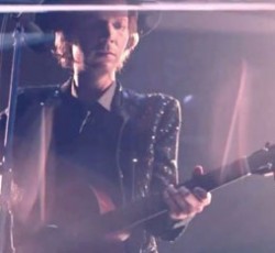 Δείτε τον Beck να διασκευάζει εντυπωσιακά David Bowie 