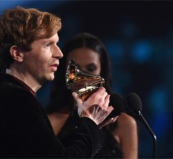 O Beck έκανε την έκπληξη στα Grammy 