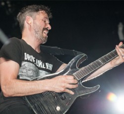 Εσπασε το δάχτυλό του σε τρία σημεία αλλά έπαιξε όλη τη συναυλία 