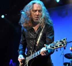 Με καρκίνο διαγνώσθηκε ο κιθαρίστας των Thunder 