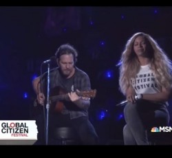 Eddie Vedder και Beyoncé μαζί στη σκηνή (video) 
