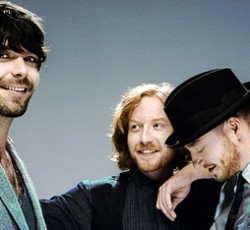 Biffy Clyro: «Ο Robbie Williams μας κάλεσε να παίξουμε μπάλα σπίτι του και να συμμετάσχουμε στο νέο του CD»