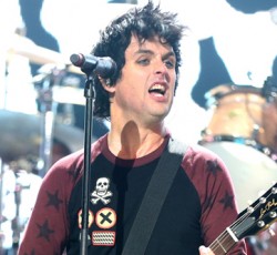 Ο γιος του Billie Joe Armstrong σε ρόλο drummer δίπλα στον πατέρα του 