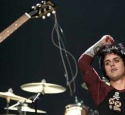 Ο Billie Joe Armstrong παραληρεί επί σκηνής / Σε κέντρο αποτοξίνωσης ο τραγουδιστής 