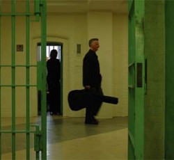 Μέλη των Pink Floyd και Radiohead κατά της απαγόρευσης μουσικών οργάνων στις βρετανικές φυλακές 