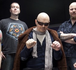 Ο Billy Corgan «ντύνει» μουσικά show πάλης 