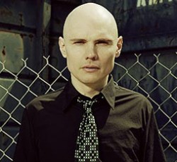 O Billy Corgan στο πλευρό του Axl Rose 