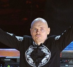 Ο Billy Corgan (Smashing Pumpkins) με παλαιστές σε διαφημιστικό εταιρίας επίπλων 