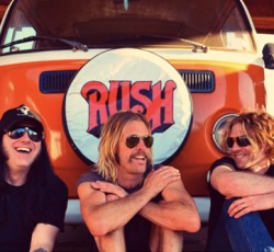 Dave Grohl και Pat Smear στο ντεμπούτο της νέας μπάντας του Taylor Hawkins (Foo Fighters) 