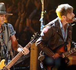 Ο Johnny Depp τζαμάρει και με τους Black Keys