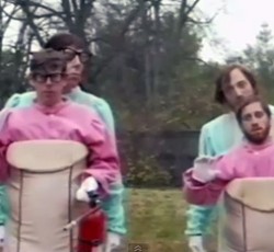 Δεύτερο, αλλόκοτο βίντεο για το "Gold On The Ceiling" των The Black Keys