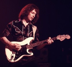 Ξανασυνδέει ο Blackmore την Stratocaster στον ενισχυτή; 