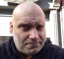 Ο Blaze Bayley πιάνει το πνεύμα των Χριστουγέννων