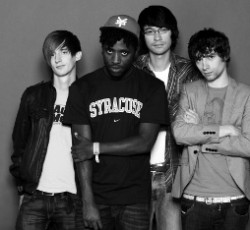 Ανήσυχος για τη θέση του στο συγκρότημα ο τραγουδιστής των Bloc Party, Kele Okereke 