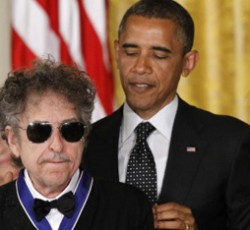 Ο Barack Obama αποδίδει φόρο τιμής στον Bob Dylan στον Λευκό Οίκο 