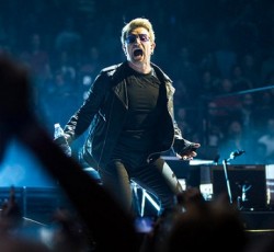 Noel Gallagher και U2 μαζί επί σκηνής διασκευάζουν Beatles (video)