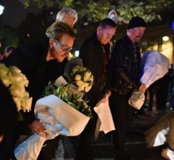 Οι U2 επισκέπτονται τον τόπο των τρομοκρατικών επιθέσεων στο Παρίσι