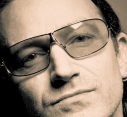 Ο Bono τραγουδά για τους σεισμοπαθείς της Αϊτής 