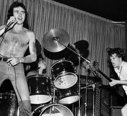 «Ο Bon Scott βαριόταν τους υπόλοιπους AC/DC» 