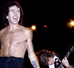 Φόρος τιμής στον Bon Scott από τη γενέτειρά του 