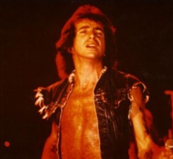Προσωπικό δίσκο με μέλη των Lynyrd Skynyrd σχεδίαζε ο Bon Scott 