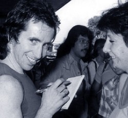 «Το ατύχημα άλλαξε τη φωνή του Bon Scott» 